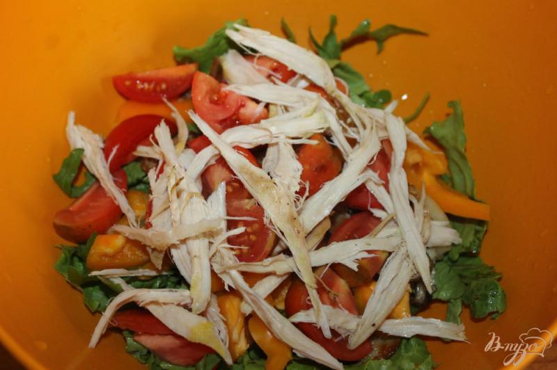 Фото приготовление рецепта: Салат с курицей, грибами и перцем шаг №4