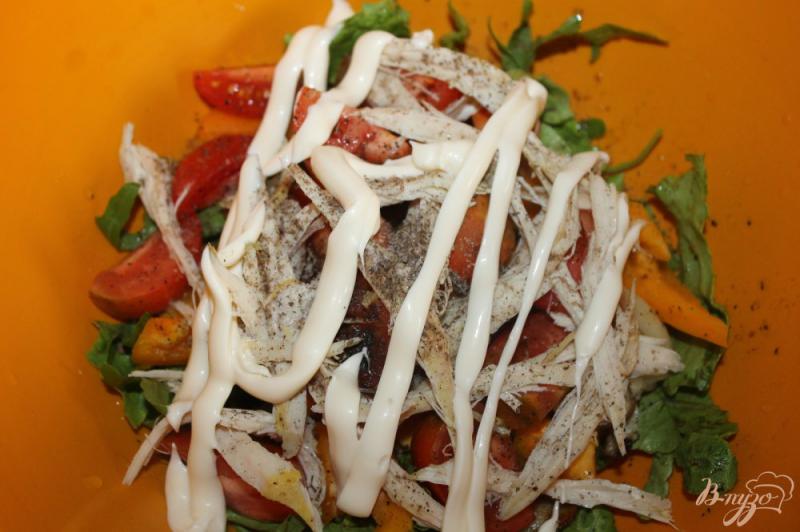 Фото приготовление рецепта: Салат с курицей, грибами и перцем шаг №5