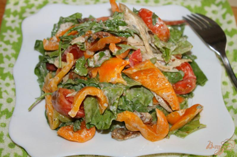 Фото приготовление рецепта: Салат с курицей, грибами и перцем шаг №6