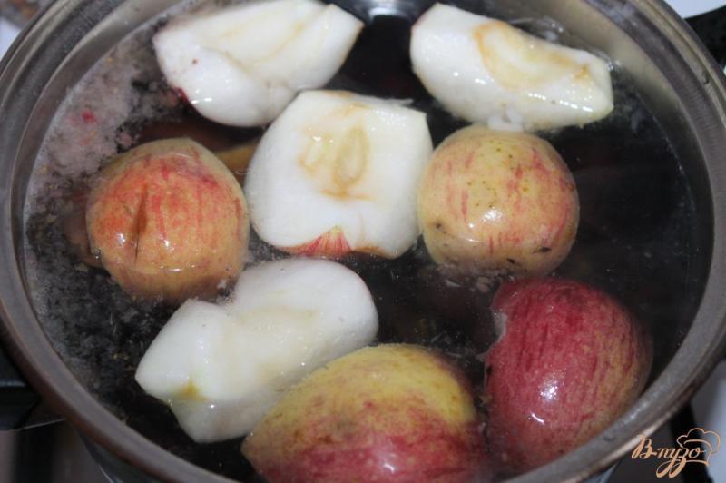Фото приготовление рецепта: Компот из вишни, винограда и яблок шаг №3
