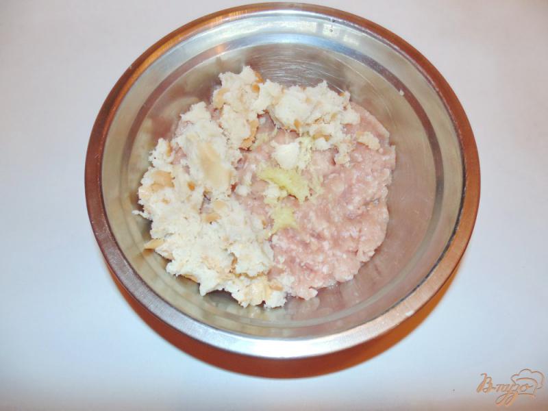 Фото приготовление рецепта: Куриные фрикадельки с баклажанами и грибами в соусе шаг №1
