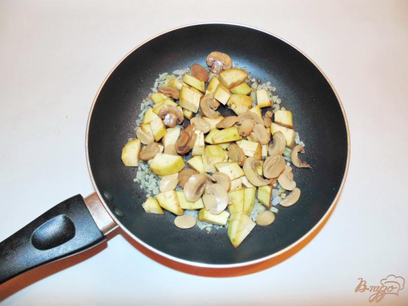 Фото приготовление рецепта: Куриные фрикадельки с баклажанами и грибами в соусе шаг №4
