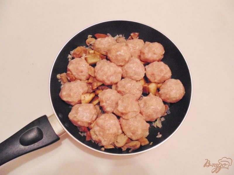 Фото приготовление рецепта: Куриные фрикадельки с баклажанами и грибами в соусе шаг №5