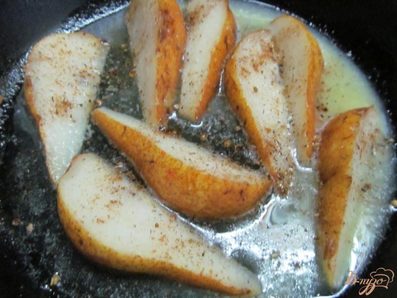 Фото приготовление рецепта: Куриная печень с жареной грушей шаг №3