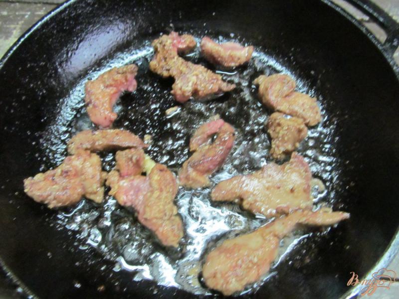 Фото приготовление рецепта: Куриная печень с жареной грушей шаг №2