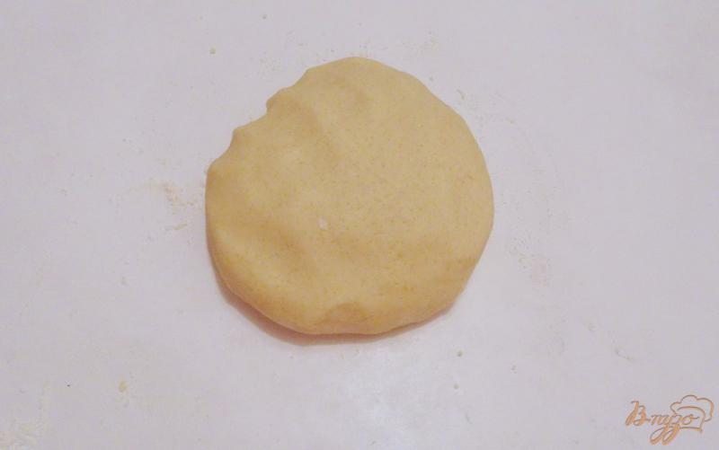 Фото приготовление рецепта: Песочный пирог с повидлом шаг №4