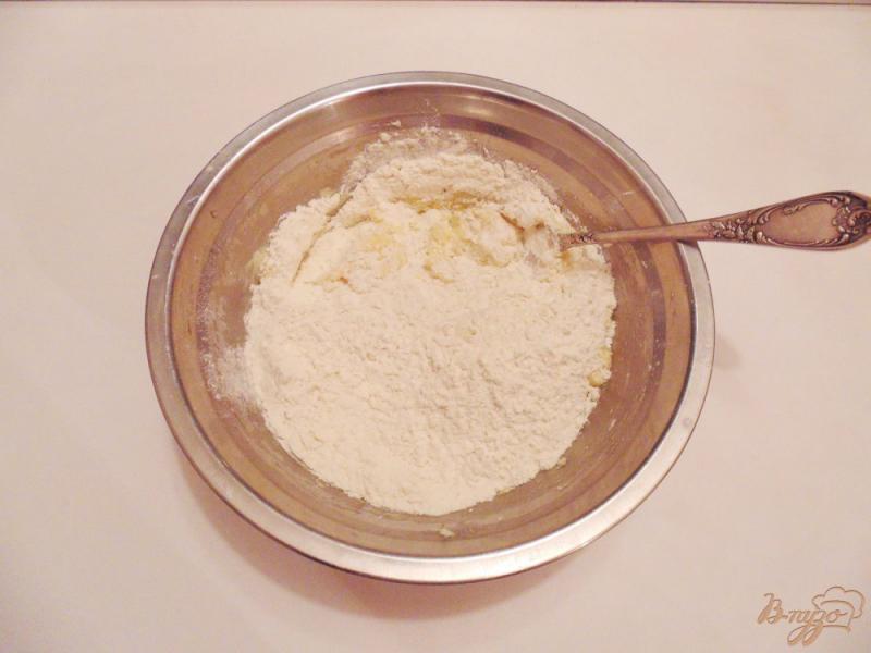 Фото приготовление рецепта: Песочный пирог с повидлом шаг №3
