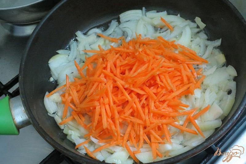 Фото приготовление рецепта: Хек жареный, с луком и морковью шаг №2