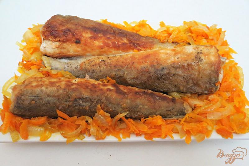 Фото приготовление рецепта: Хек жареный, с луком и морковью шаг №9