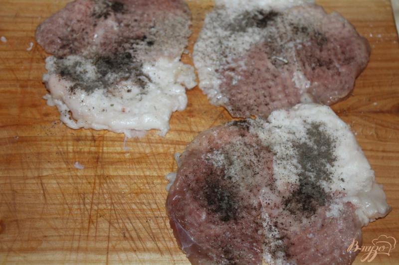 Фото приготовление рецепта: Свиные отбивные с помидорами и сливовым соусом шаг №2