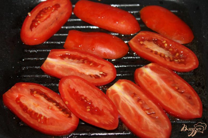 Фото приготовление рецепта: Свиные отбивные с помидорами и сливовым соусом шаг №6