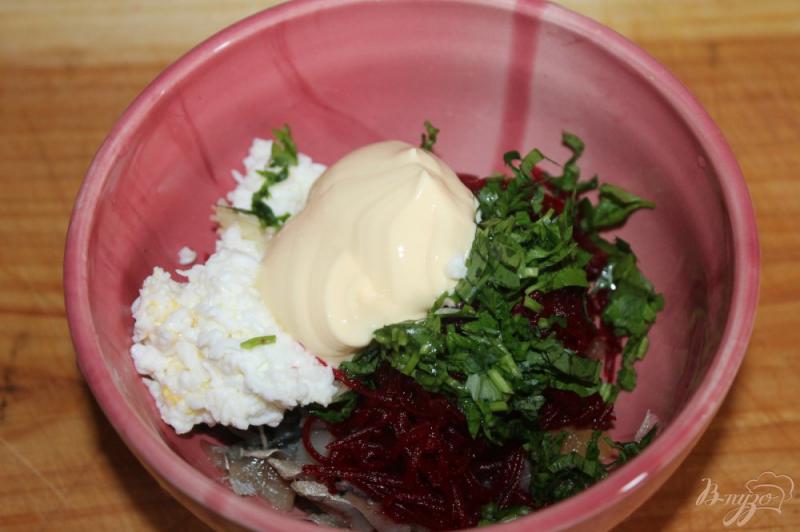Фото приготовление рецепта: Свекольная закуска с пряной салакой и яйцом шаг №5