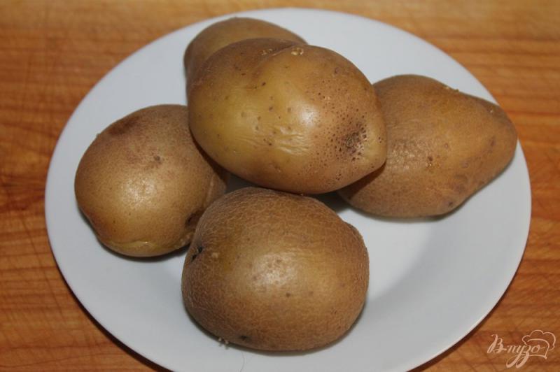 Фото приготовление рецепта: Печеный картофель с копченым салом, луком и соусом шаг №1