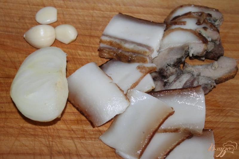Фото приготовление рецепта: Печеный картофель с копченым салом, луком и соусом шаг №2