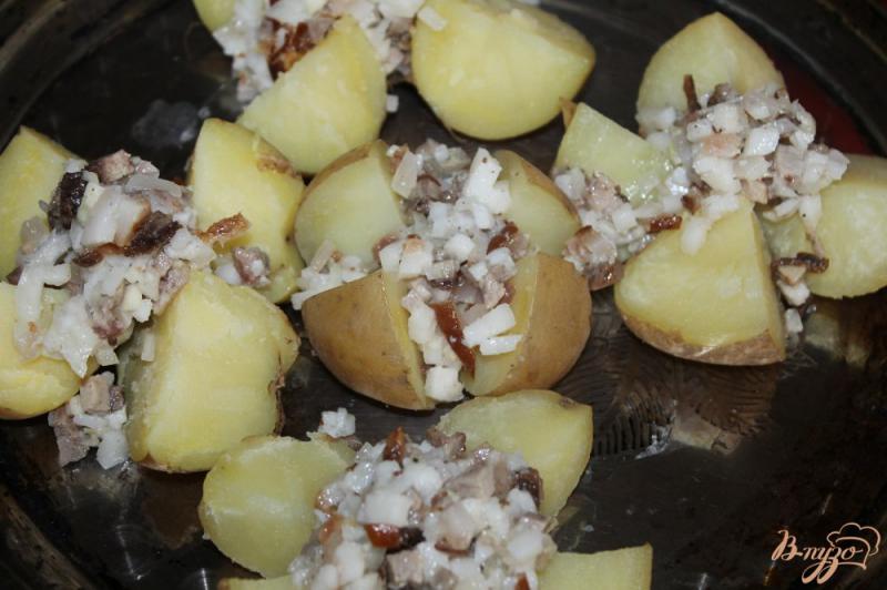 Фото приготовление рецепта: Печеный картофель с копченым салом, луком и соусом шаг №6