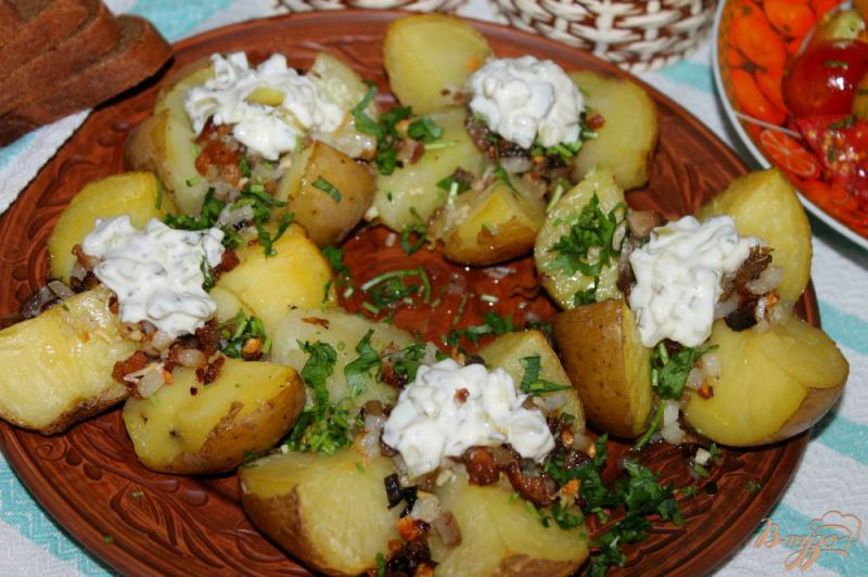 Фото приготовление рецепта: Печеный картофель с копченым салом, луком и соусом шаг №8