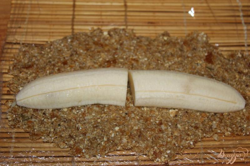 Фото приготовление рецепта: Полезный ролл из овсяных хлопьев и семечек с бананом шаг №6