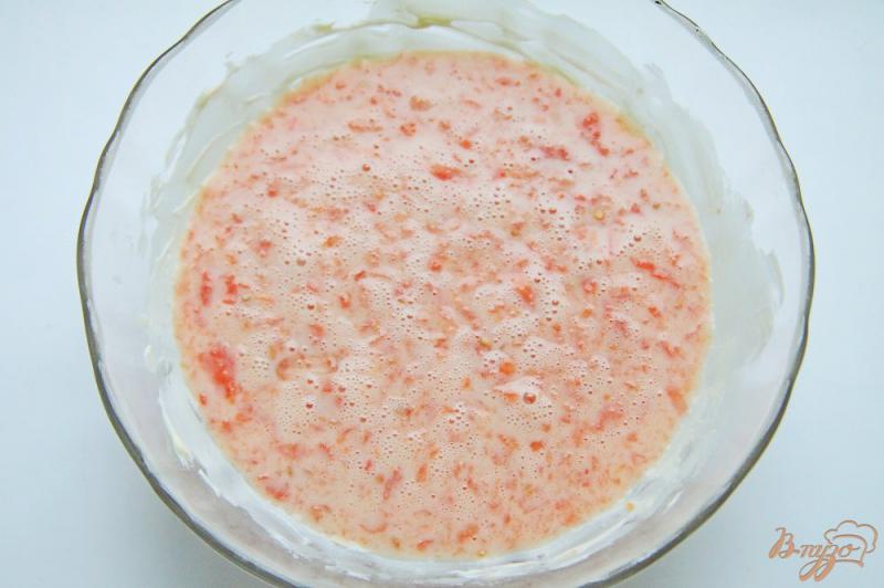 Фото приготовление рецепта: Омлет с томатом в микроволновке шаг №4