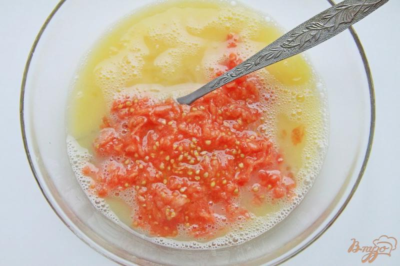 Фото приготовление рецепта: Омлет с томатом в микроволновке шаг №2
