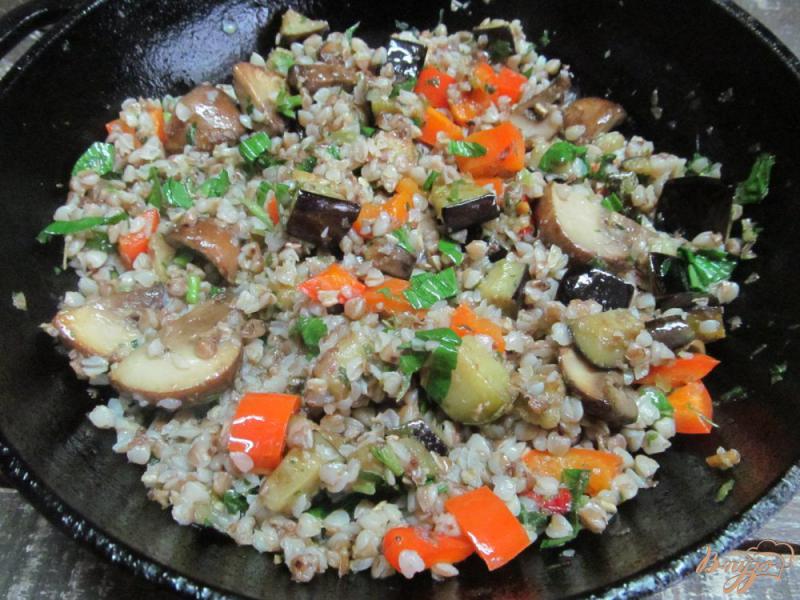 Фото приготовление рецепта: Овощная гречневая каша с грибами шаг №4
