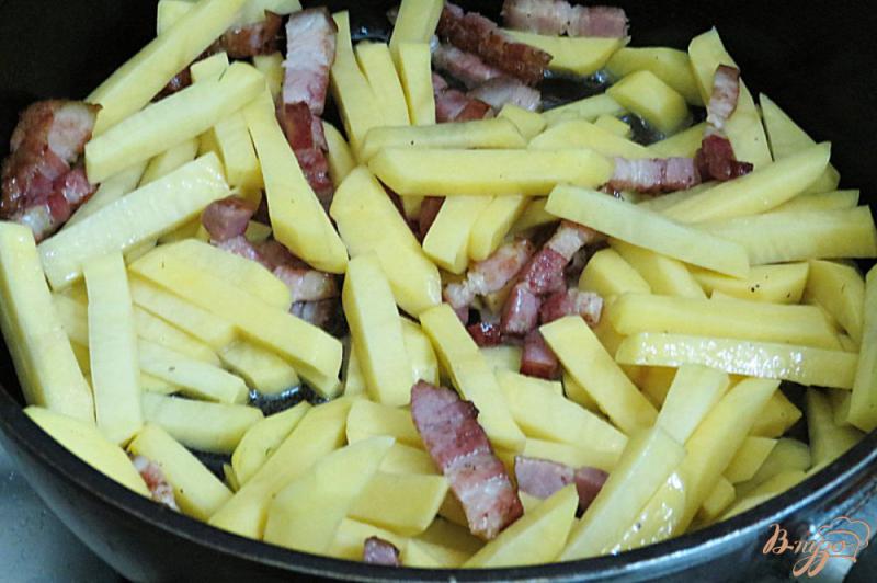 Фото приготовление рецепта: Картофель жареный с луком и беконом шаг №5
