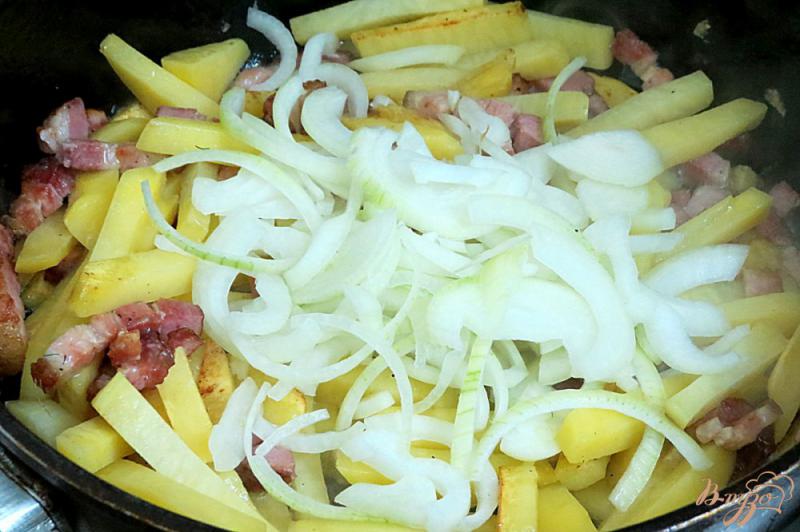 Фото приготовление рецепта: Картофель жареный с луком и беконом шаг №6