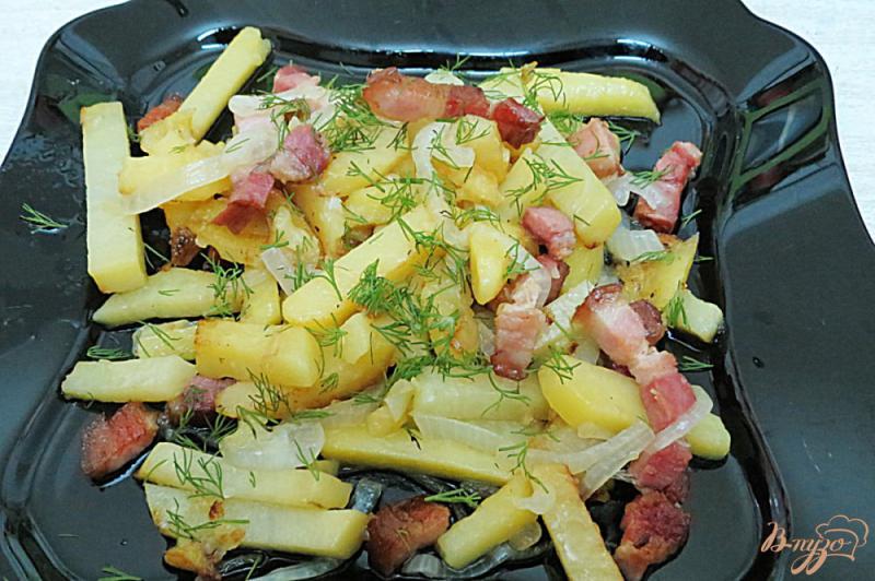 Фото приготовление рецепта: Картофель жареный с луком и беконом шаг №7