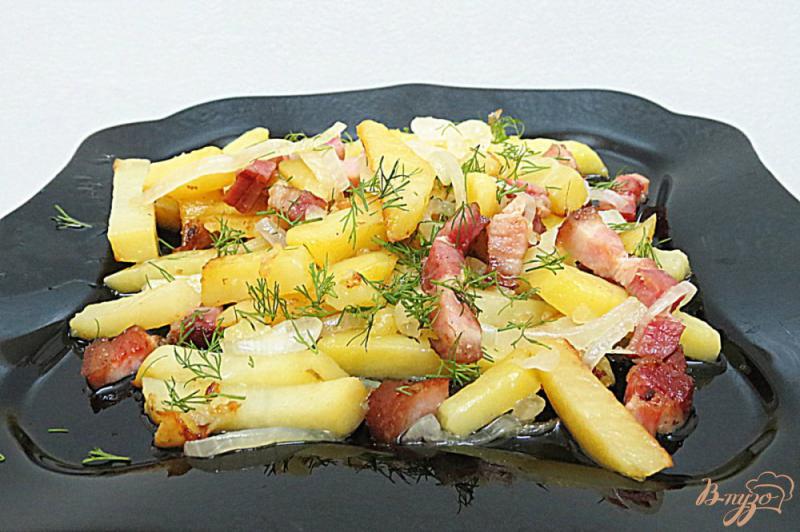 Фото приготовление рецепта: Картофель жареный с луком и беконом шаг №8