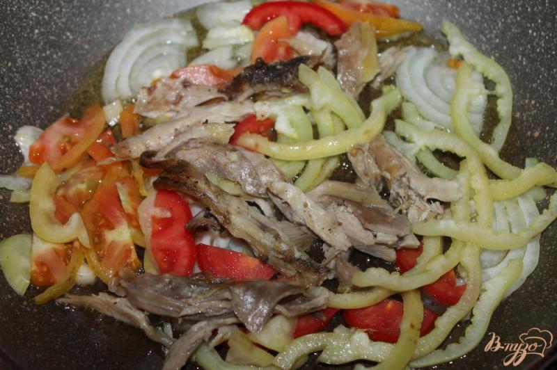 Фото приготовление рецепта: Тушеные макаронные ракушки с мясом и овощами шаг №3