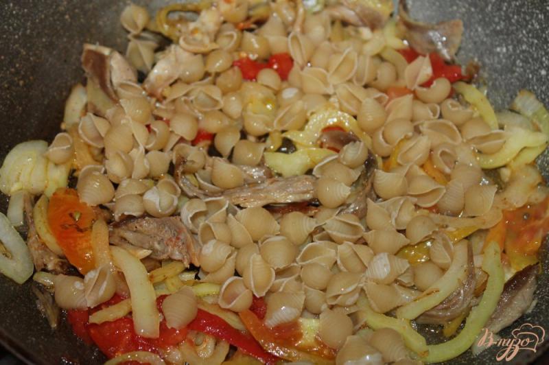 Фото приготовление рецепта: Тушеные макаронные ракушки с мясом и овощами шаг №4