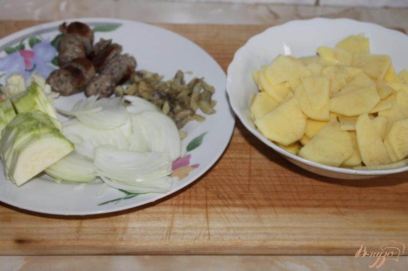 Фото приготовление рецепта: Жареный картофель с кабачком, грибами и колбасой шаг №1