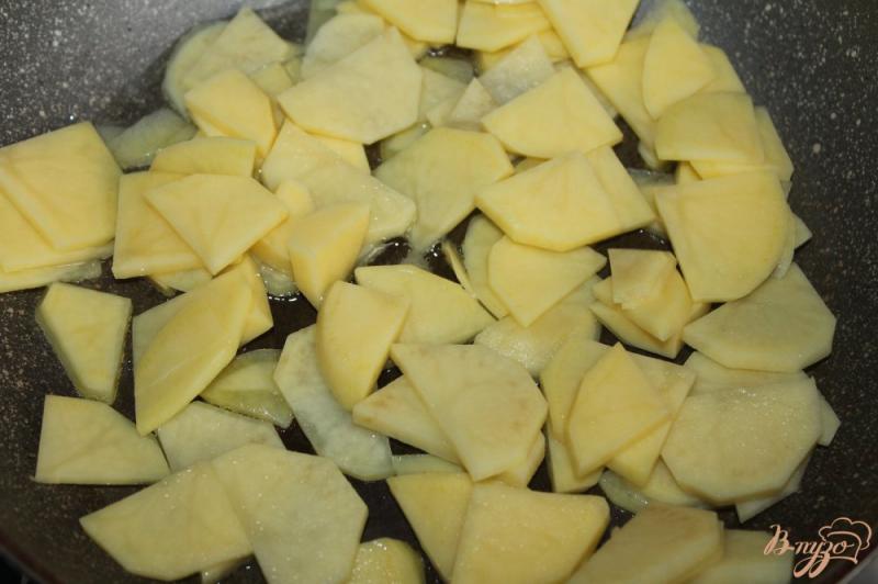 Фото приготовление рецепта: Жареный картофель с кабачком, грибами и колбасой шаг №2