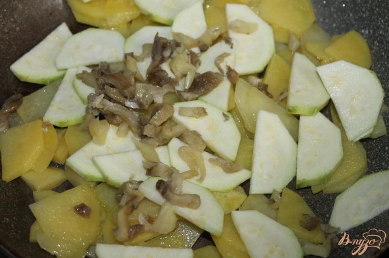 Фото приготовление рецепта: Жареный картофель с кабачком, грибами и колбасой шаг №3