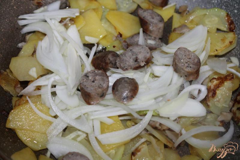 Фото приготовление рецепта: Жареный картофель с кабачком, грибами и колбасой шаг №4