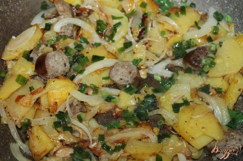 Фото приготовление рецепта: Жареный картофель с кабачком, грибами и колбасой шаг №5