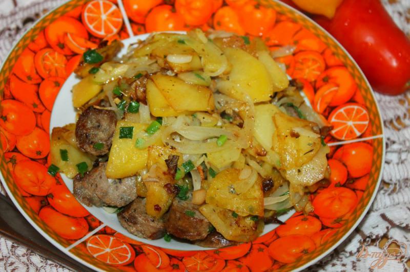 Фото приготовление рецепта: Жареный картофель с кабачком, грибами и колбасой шаг №6