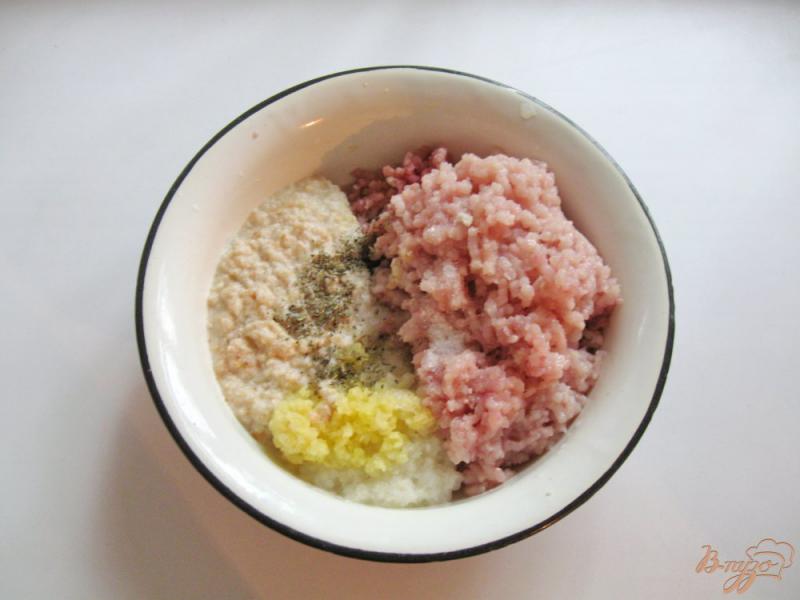 Фото приготовление рецепта: Мясные зразы с красной консервированной фасолью шаг №2