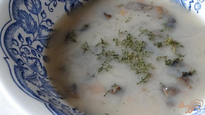 Фото приготовление рецепта: Грибной суп с плавленным сыром шаг №7