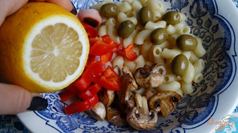 Фото приготовление рецепта: Итальянский салат с пастой шаг №5