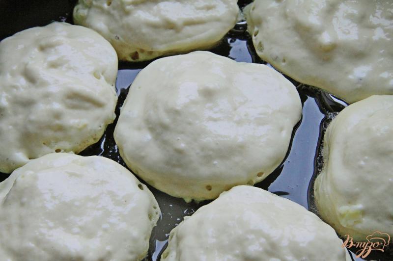 Фото приготовление рецепта: Оладьи с начинкой из картофельного пюре шаг №7