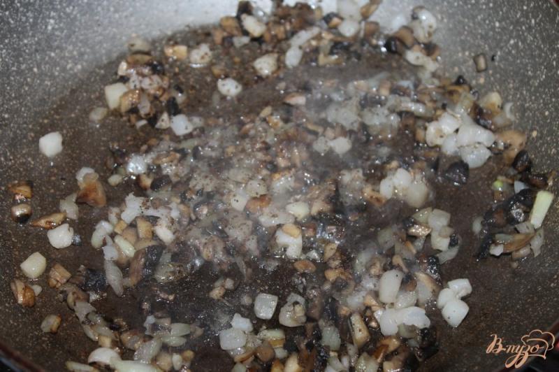 Фото приготовление рецепта: Жульен с грибами и морепродуктами шаг №4