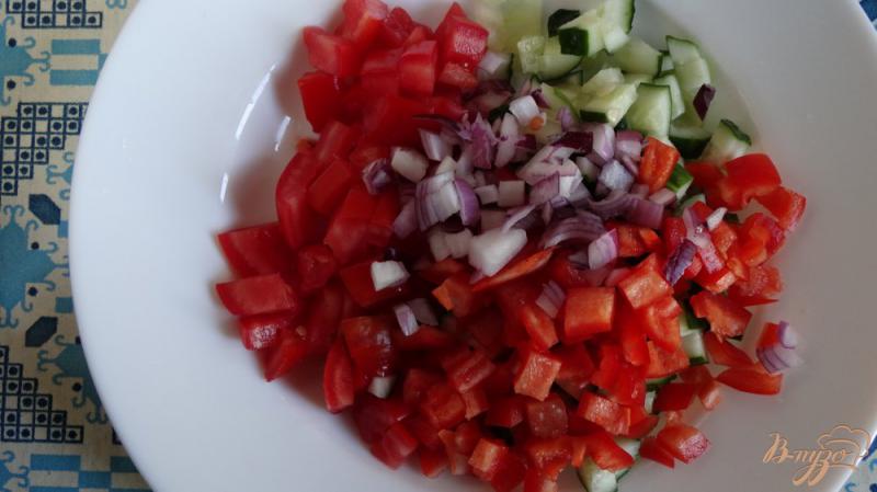 Фото приготовление рецепта: Салат с тунцом и гренками шаг №2