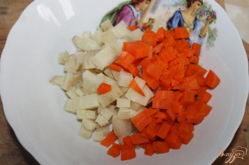 Фото приготовление рецепта: Салат с маринованным толстолобиком и зеленым горошком шаг №2