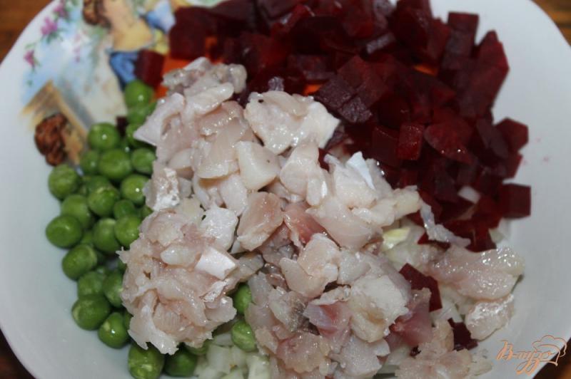 Фото приготовление рецепта: Салат с маринованным толстолобиком и зеленым горошком шаг №5