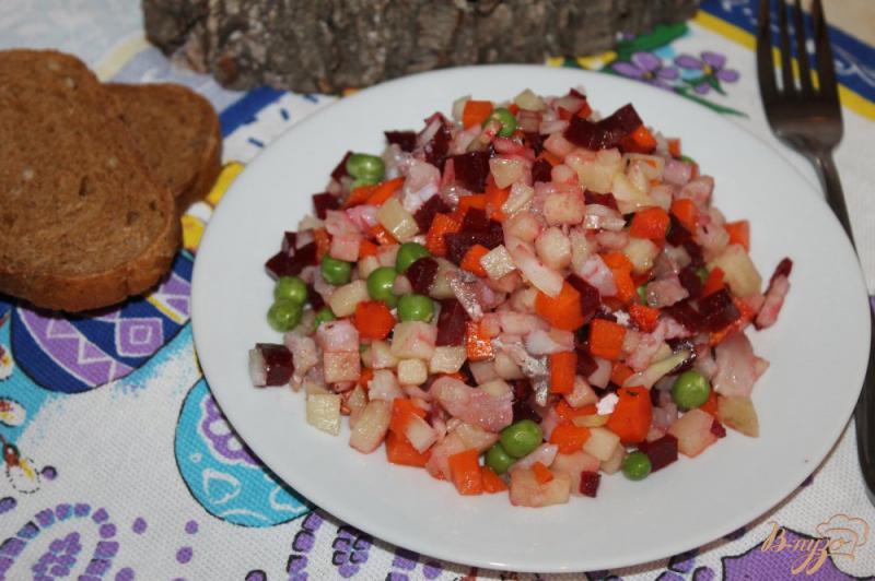 Фото приготовление рецепта: Салат с маринованным толстолобиком и зеленым горошком шаг №6