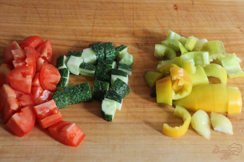Фото приготовление рецепта: Салат из помидоров и огурцов с орехами и сыром шаг №1