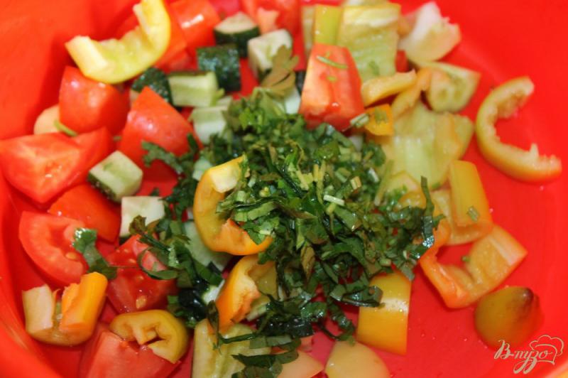 Фото приготовление рецепта: Салат из помидоров и огурцов с орехами и сыром шаг №2
