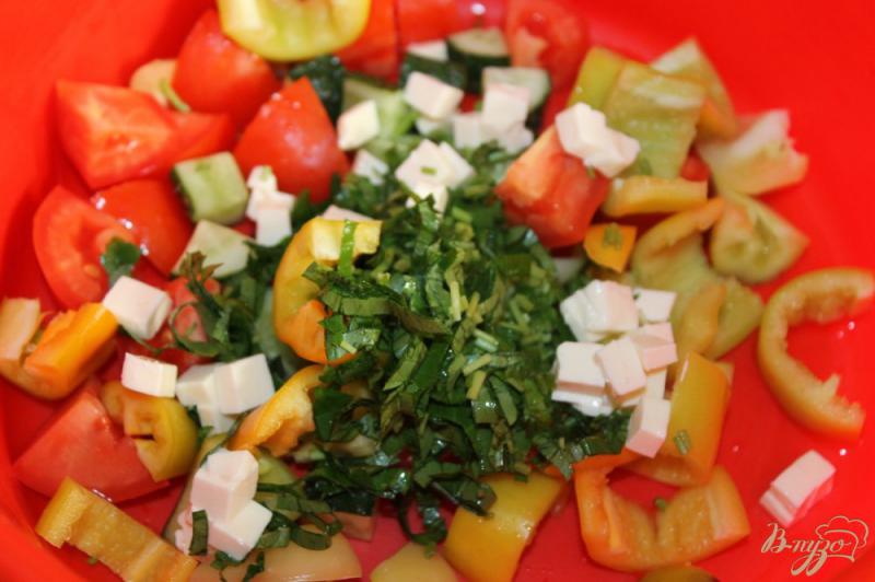 Фото приготовление рецепта: Салат из помидоров и огурцов с орехами и сыром шаг №3