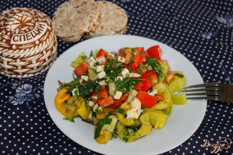 Фото приготовление рецепта: Салат из помидоров и огурцов с орехами и сыром шаг №5