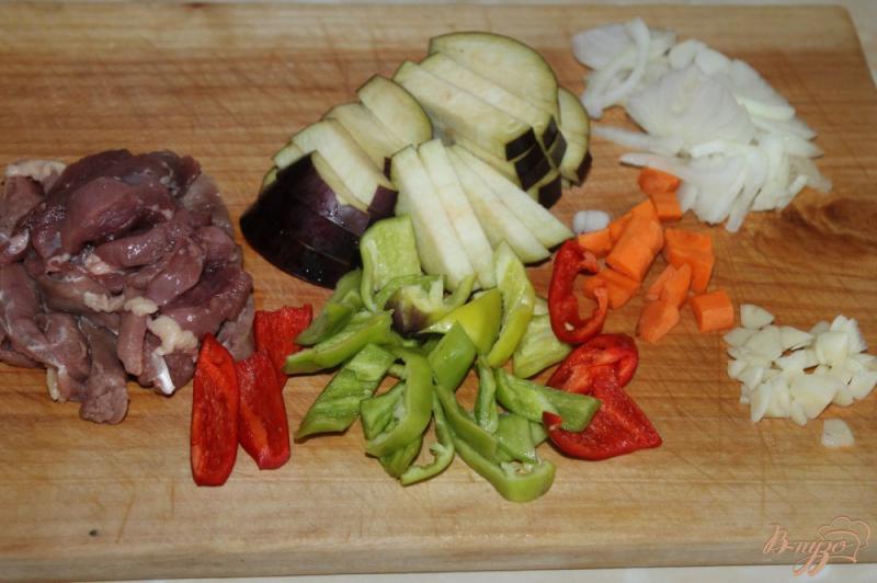 Фото приготовление рецепта: Тушеная грудка утки с перцем и баклажаном в томатном соусе шаг №1